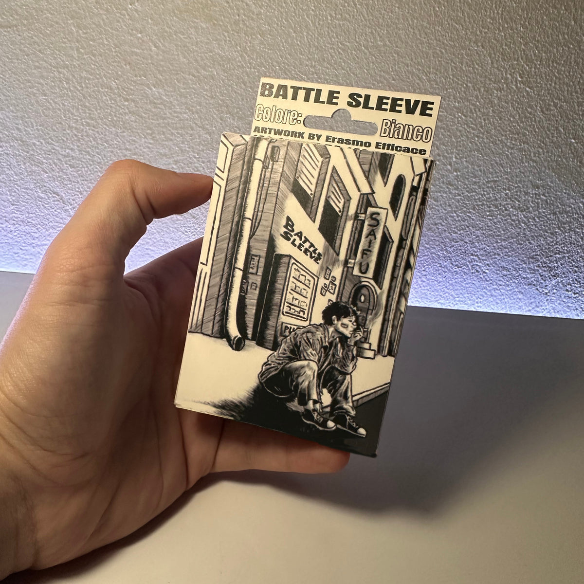 Battle Sleeves Saifu colore Bianco, artwork di Erasmo Efficace
