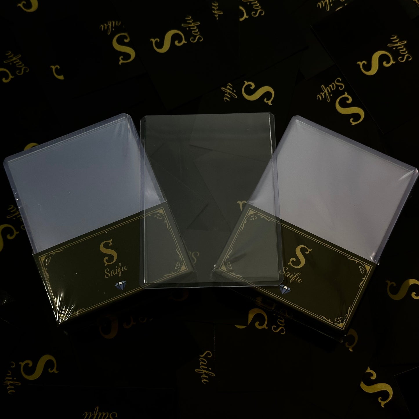 Toploader Saifu  Standard 3" x 4" con Custodia – Ultra Trasparente Diamond Edition