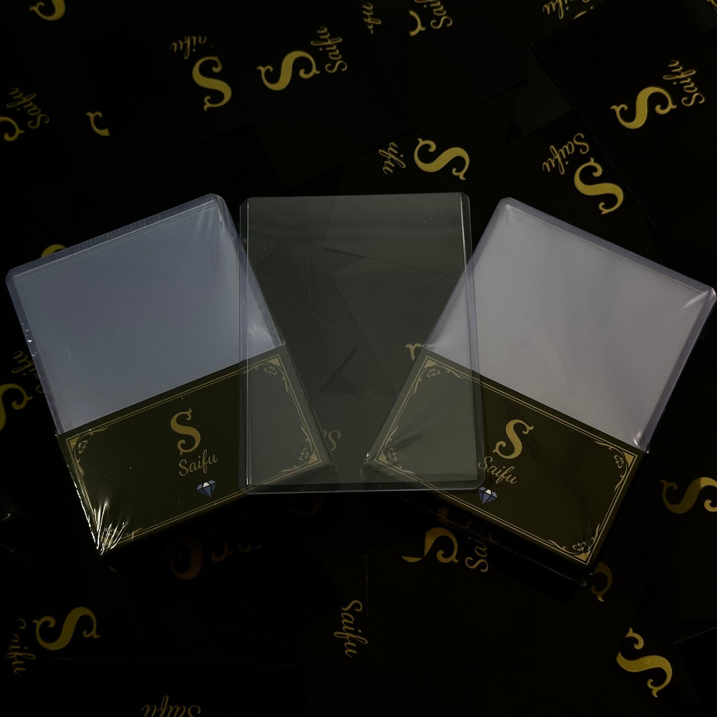 Toploader Saifu  Standard 3" x 4" con Custodia – Ultra Trasparente Diamond Edition